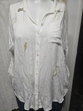 torrid White Knit Top with Light Tan Mark